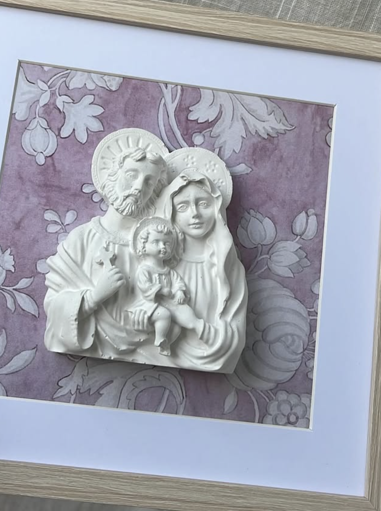 Sagrada Familia en escayola sobre fondo malva floral