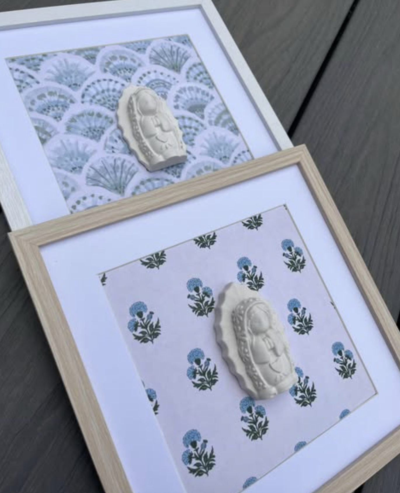 Dos figuras de Virgen Niña sobre fondos azules